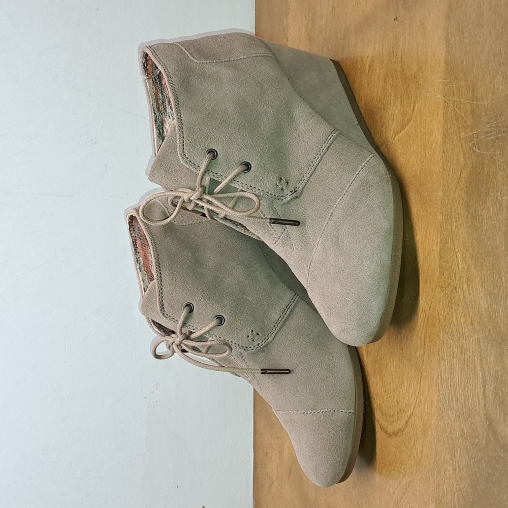 TOMS Taupe Kala Desert Wedge Tan Taupe Suede Lace Up Bootie Boots W9.5